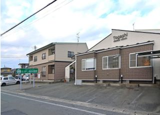 外観と駐車場になります。