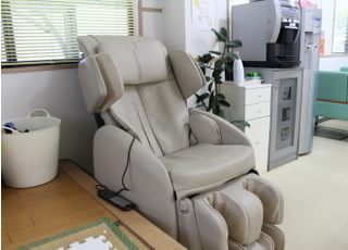 リラックスしていただけるように、マッサージチェアをご用意しています