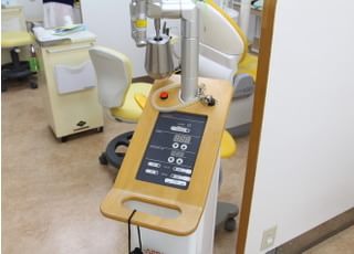 お口の状況に合わせて、患者さまの負担を軽くするレーザー機器を使用いたします
