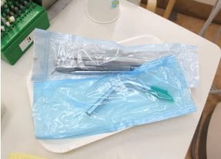 使用する器具は滅菌パックに保管しています