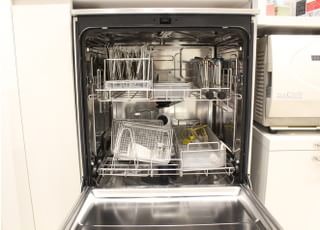 滅菌処理を行う前に、しっかり洗浄してから行っています。