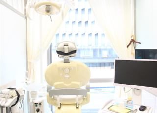 わかりやすい説明を行うために、モニターを2台設置しています。