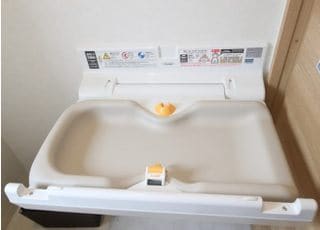 お手洗いにおむつ交換台もご用意しております。