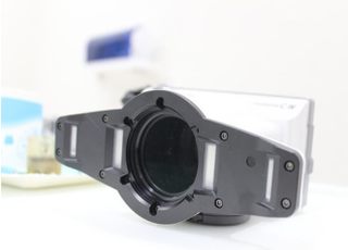 お口の中を拡大して写すカメラで、実際にお口の中を確認していただけます。患者さんとモニターを見ながら説明をおこないます。