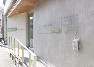 スロープも備えつけており、皆様にご利用いただきやすい医院です。