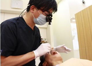 一般部門の歯科医師全員が拡大鏡を用いての治療をおこなっています。