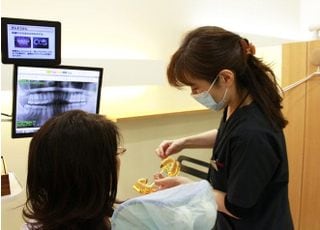 モニターにレントゲン写真などを映し出し、分かりやすい説明を心がけています。