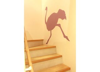 小児歯科エリアへの階段です。お子さまが少しでも楽しく治療をうけていただけるようにしています。