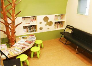 お子さまと親御さまが一緒にお待ちいただけるスペースになっています。