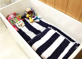 治療台の横にベビーベッドも備え付けてあります。