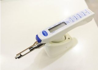 電動麻酔機です。一定のスピードで麻酔液を注入することができます。