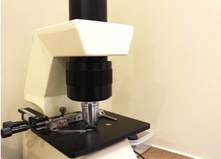 位相差顕微鏡です。お口のプラークを見ていただけます。