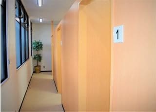 診療室は仕切られ、人目が気になりません。