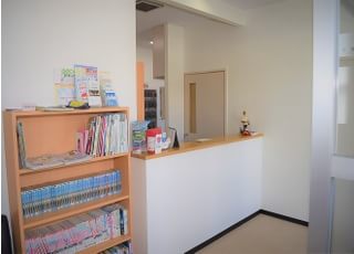 待合室には豊富に本がございます。ご利用ください。