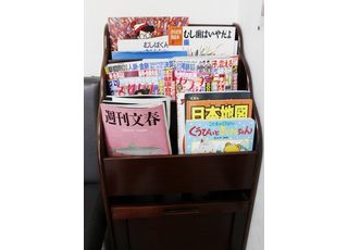 雑誌や本などたくさんご用意しております。ご自由にお読みください。