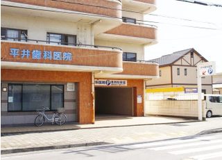 医院の真横に駐車場がございます。