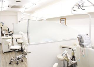 明るい清潔感のある診察室です。
