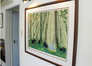 待合室にも絵画を飾っています。
