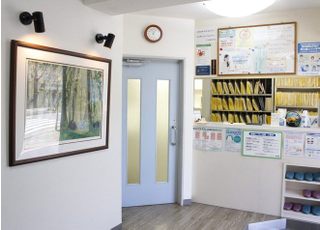 待合室です。奥の扉から診察室にお入りください。