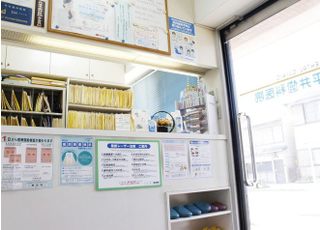 こちらが受付です。診察券をお出しください。