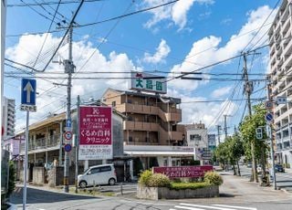 赤い看板を目印にご来院ください。