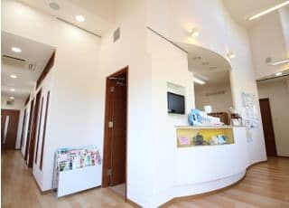 受付へ月初めや初診の際は、保険証の提出をお願いします。