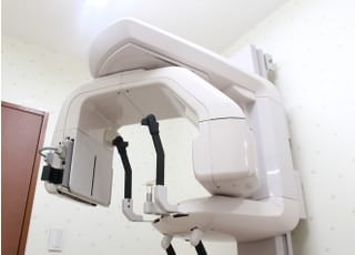 放射線量が従来製品よりも軽減されており、撮影した写真はモニターにてすぐ見ることができます。デジタルパノラマレントゲンで口腔全体のレントゲン撮影をおこないます。