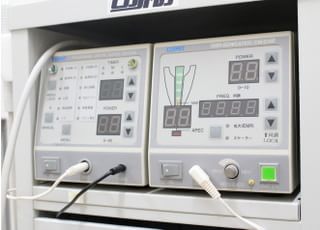 高周波治療とは、電気的に特殊な高周波を出す装置を使用し、患部を消毒・殺菌する治療方法です。歯周病（歯槽膿漏）、口内炎、知覚過敏などの治療に使用いたします。