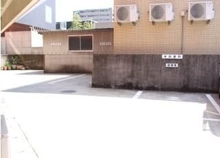 医院の裏にも駐車スペースをご用意しています。