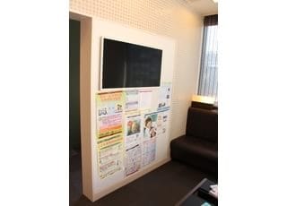 大きなテレビも設置しています。