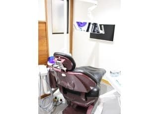 モニター付きの診療チェアになります。