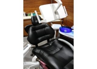 クッション性に優れた診療チェアになります。