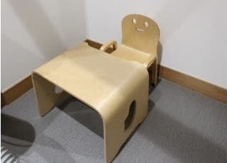 診療チェアの横にはお子様用の椅子と机を準備しています。