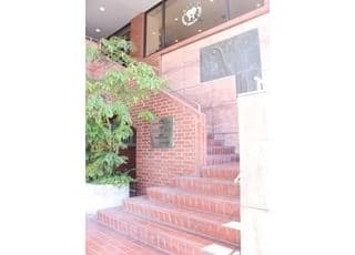 こちらの階段から2階へお上がり下さい。