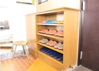 こちらでスリッパに履き替えて下さい。