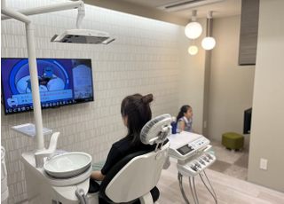 お子さまと一緒に診察室に入ることができ、お子さまの様子をみながら診療を受けることができます。お子さまスペースにはビデオを用意しております。