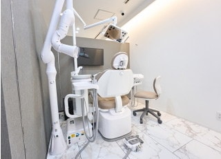 診療チェアにはモニターが付いています。