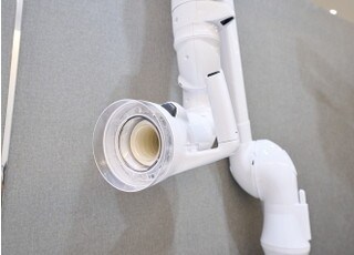 口腔外バキュームで飛沫を抑えます。