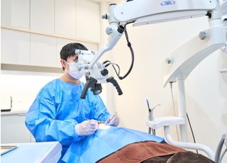 マイクロスコープを使用し精密な治療を行っています。