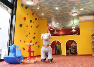 ご家族で入れるよう広めのキッズスペースです。