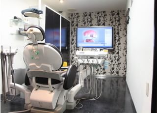 圧迫感がでないように広めの診療室です。