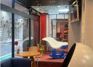 ガラス張りで明るい待合室です。