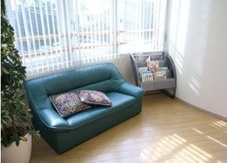 ソファにお座りになってお待ちください。