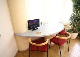 待合室にテレビも設置しています。