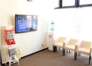  待合室にはウォーターサーバーやテレビなどをご用意しています。