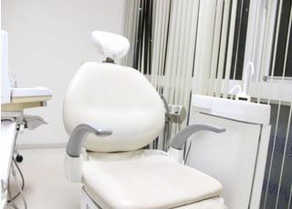 診療チェアです。治療について不安点などがありましたら、遠慮なくおっしゃってください。