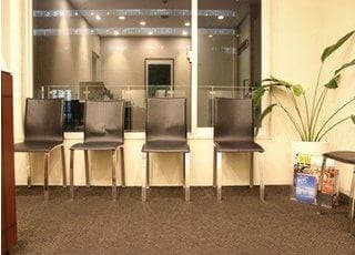 待合スペースです。おしゃれなチェアで、ごゆっくりおくつろぎください。