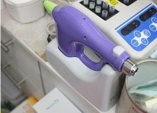 電動麻酔器になります。痛みの少ない治療を行います。