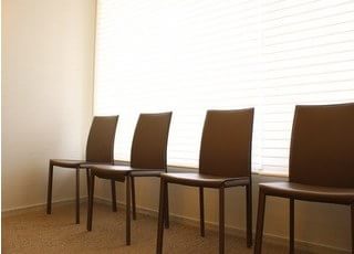 待合室です。本や雑誌を用意していますので、ご自由にご覧ください。