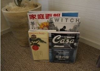 本や雑誌をご用意しています。待ち時間にご自由にお読みください。